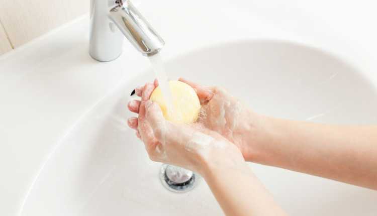 إعطاء الحقن غسل اليدين جيداً