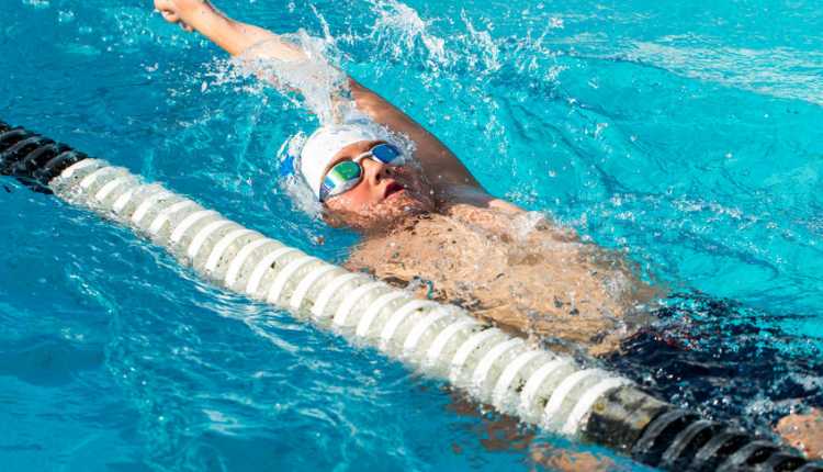 التثدي لدى الرجال ممارسة رياضة السباحة