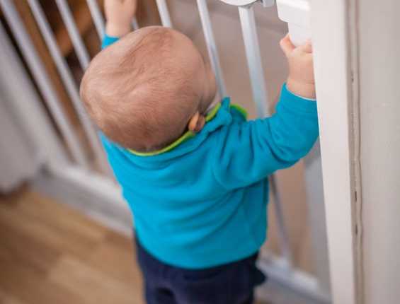تأمين البيت للأطفال إغلاق السلالم والأبواب