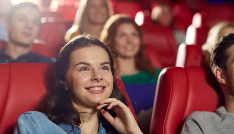 مراجعة الأفلام تجنب إفساد متعة المشاهدة على الآخرين
